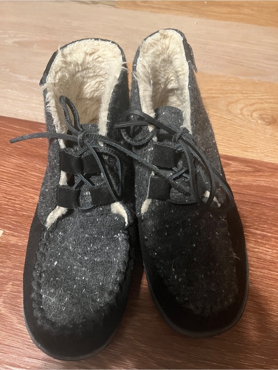 Minnetonka Shoes - Minnetonka Women's Black and Cream Faux Fur Lined Ankle Slippers